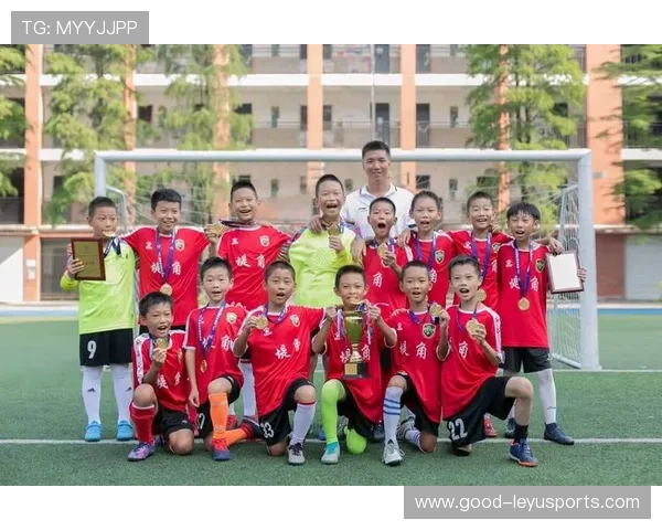 足球青训营引进国际青训教材与训练方法，足球青训班